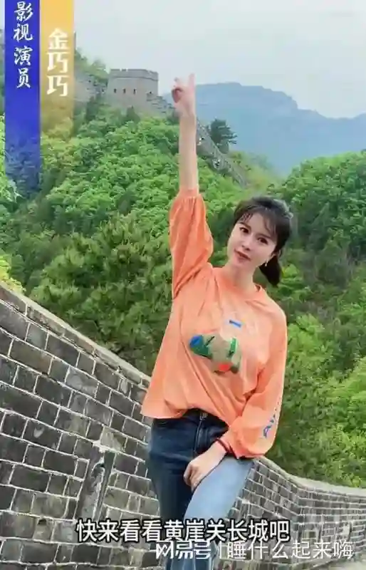 曝50岁金巧巧现身蓟县，脸瘪嘴巴歪，医美老和自然老的差距好明显