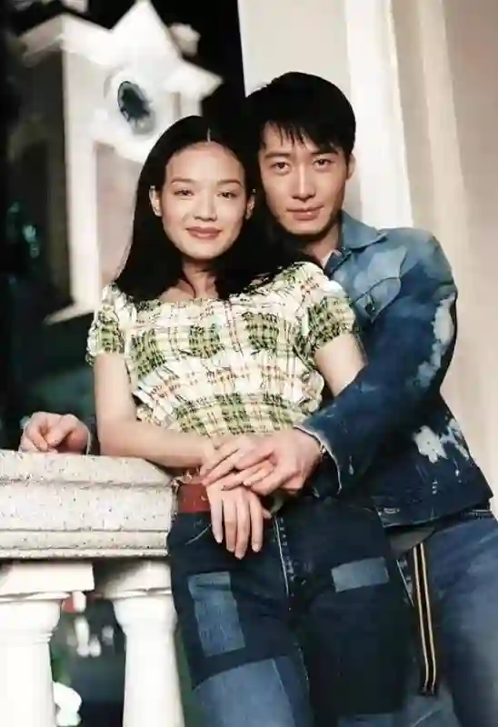 49岁舒淇近照堪比“整容”，嫁给苦等21年的冯德伦，如今她后悔吗