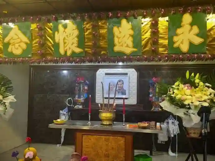 唐佳与雪妮葬礼肃穆举行，演艺圈众星送花牌致哀