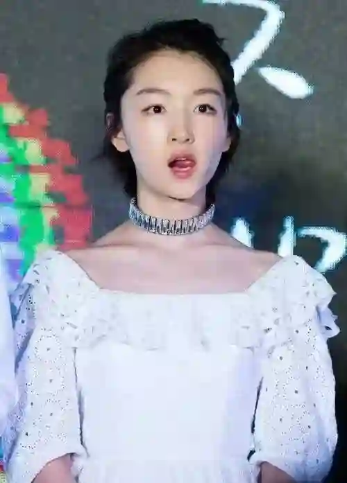 驴脸、龅牙、平胸，4位女星外貌争议，凭啥红遍大江南北？