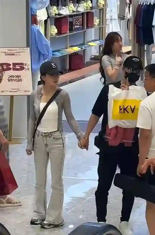 宁静正面回应“牵手”事件隐情！汪峰实在可怜，里子和面子都没了