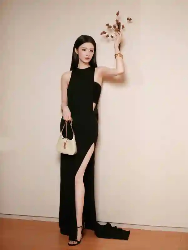 黑裙开衩显曲线！王楚然黑长直造型冷艳酷飒