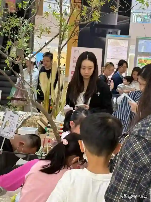 17岁森碟在北京被偶遇，纯素颜买仓鼠，下巴矫正后好漂亮