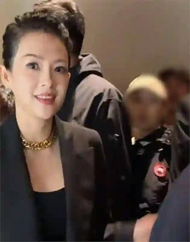 46岁章子怡参加活动，盘发+黑西装似女企业家，眼神带着一股狠劲