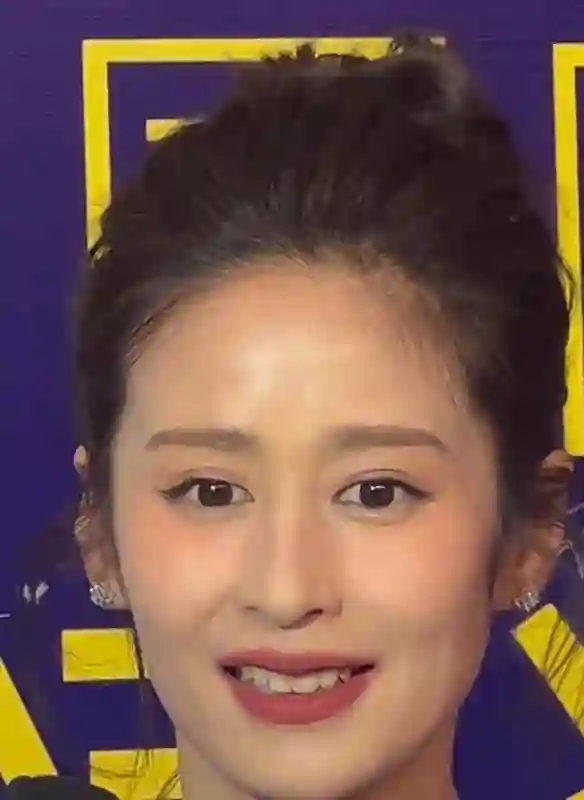 澳门红毯：梅婷大秀长腿惊艳，李梦肤色暗沉油腻，何泓姗生图状态优越