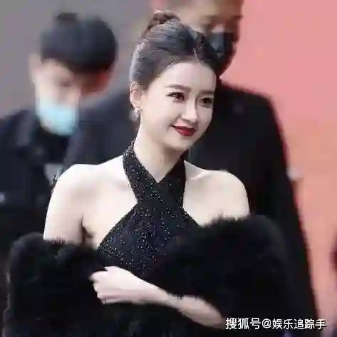 31岁孙怡离婚后放飞自我！奶黄色内搭展现纯欲与甜美，尽显高颜值