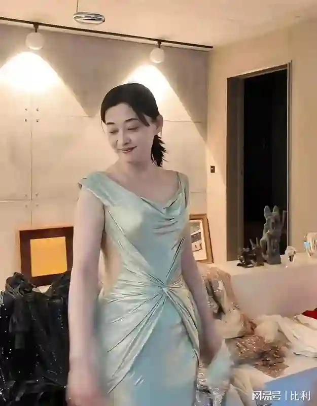 梅婷北京豪宅内景曝光，十个人住一栋别墅，屋里有些杂乱