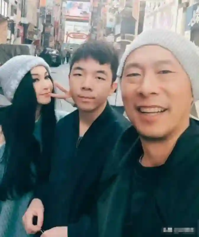 曾是大尺度激情戏“艳星”，34岁嫁豪门至今无子，如今她过得怎样
