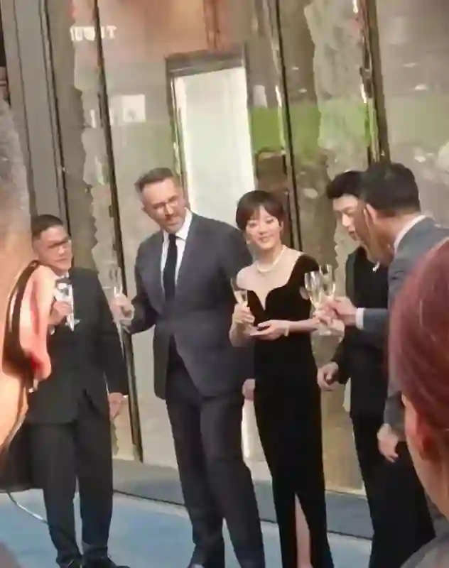 43岁孙俪出席活动：离开美颜和滤镜的她很显老气，手指粗得吓人！