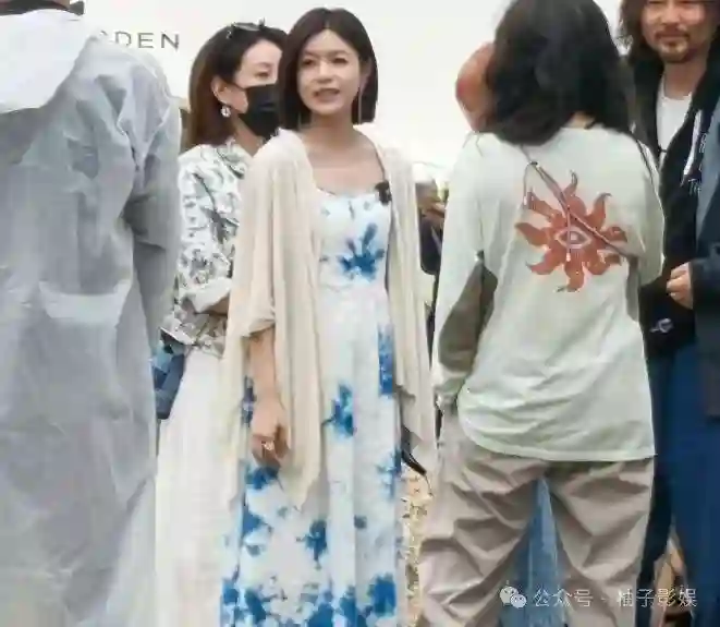 42岁陈妍希离婚后大变样！穿白色晕染吊带裙又美又白，恢复单身后嫩成少女
