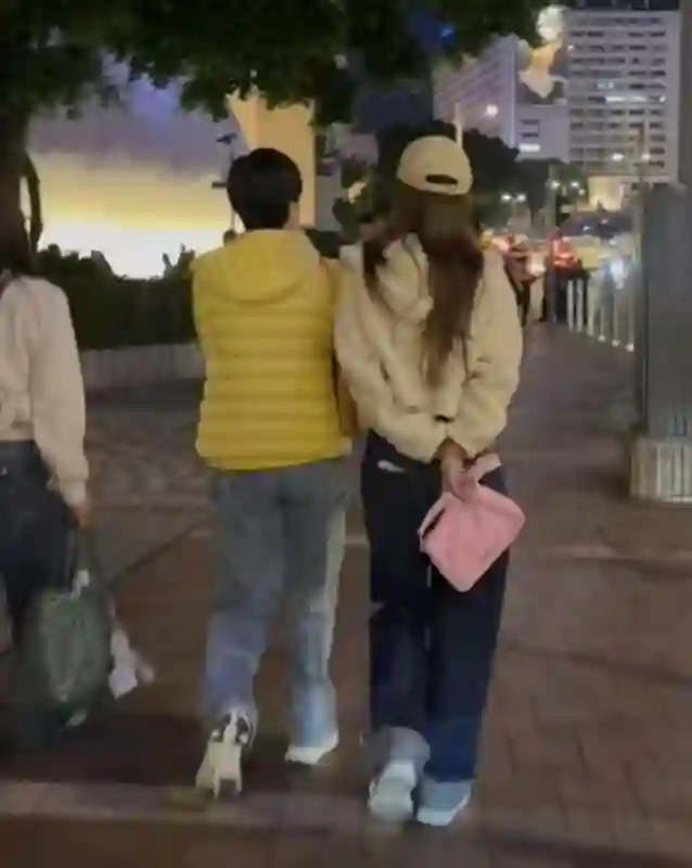 baby祖孙三人回香港，妈妈背LV好年轻，小海绵腿真长连背影都很帅