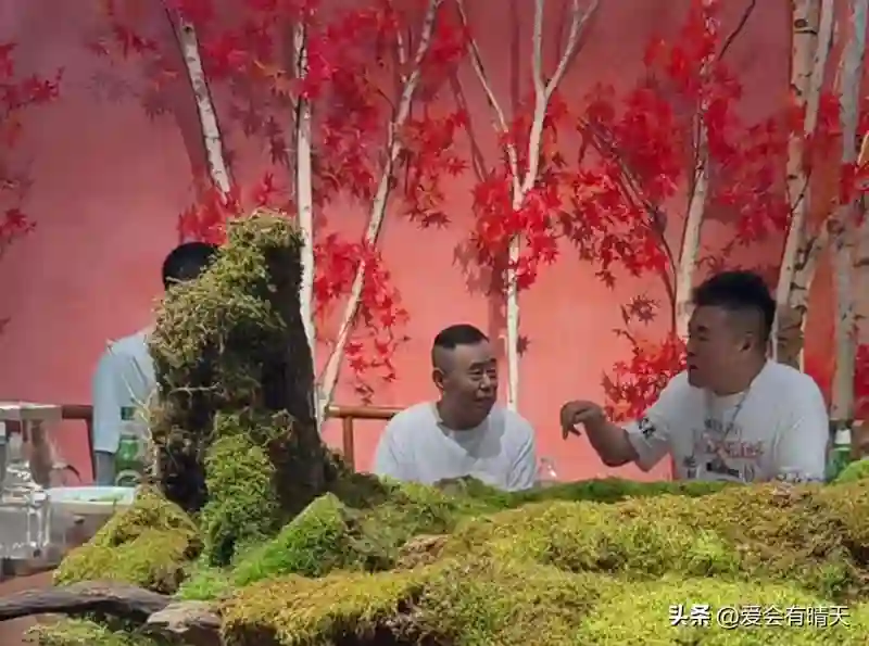 潘长江过68岁生日，饭菜很一般，五粮液直接摆上桌，徒弟来了不少