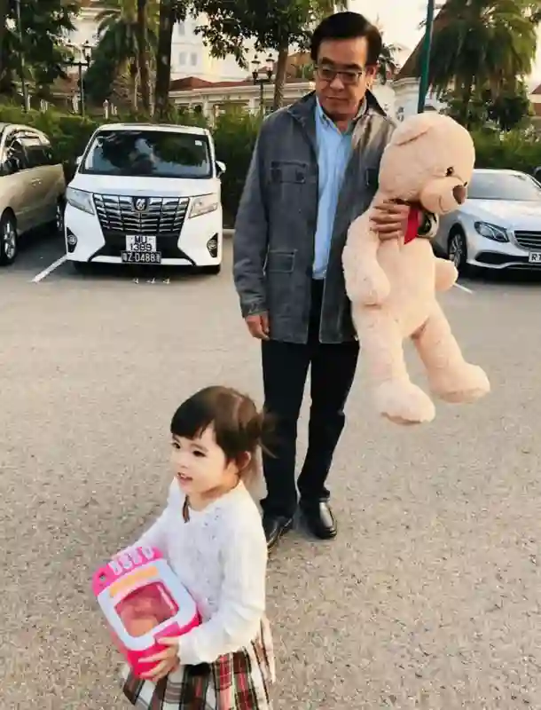 尔冬升父女俩相差61岁！曾分手张曼玉余安安两次离婚