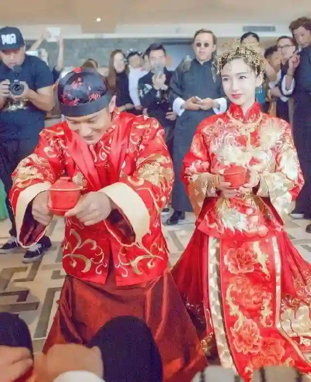 黄晓明前妻带儿子出游，8岁小海绵戴墨镜，穿长裤长袖，热到驼背