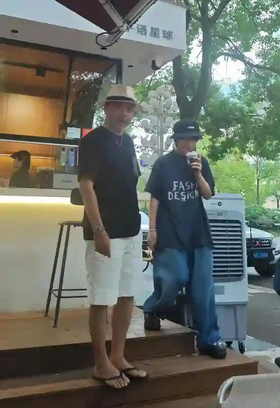 汪涵约周笔畅咖啡店叙旧，眼袋好大长了老年斑，两人坐街边像父女