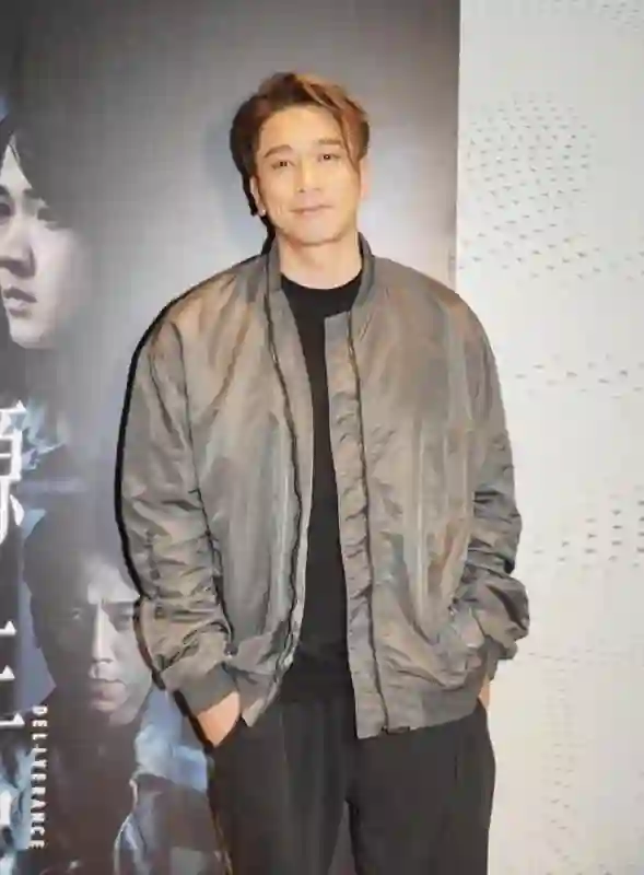 万梓良22岁儿子参加湖南音乐比赛显天分 越大越靓仔竟撞样吴卓羲