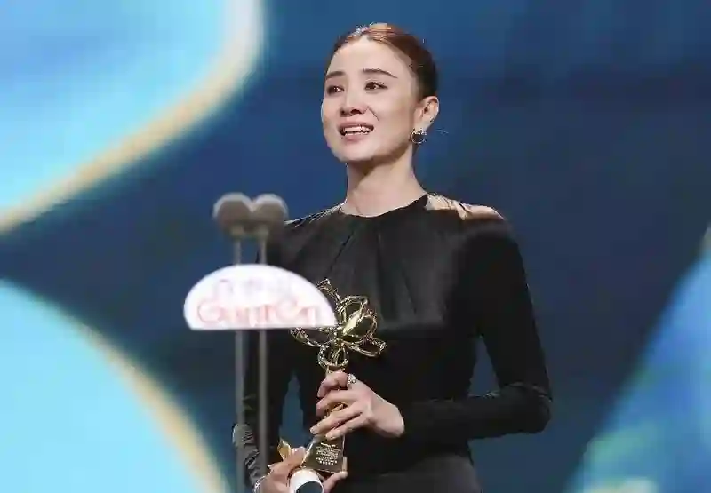 赵丽颖短发造型抢眼，37岁气质越来越硬朗，演技差一口气太可惜