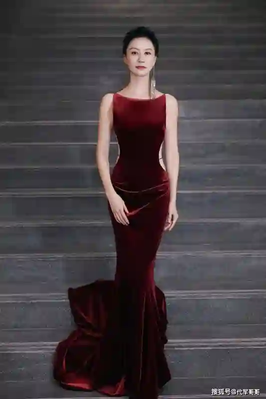 “倪虹洁身材好辣”上热搜，年过40岁身材获赞的女星还是有谁？