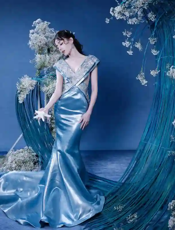 迪丽热巴蓝裙造型美出新高度，缎面裙摆摇曳似海螺公主！