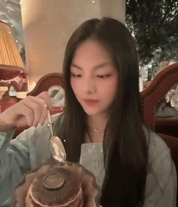 李湘一大早连发五张王诗龄照片，母女高档餐厅共度假期