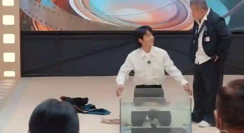 一波未平一波又起，曾志伟和乔妹的合照，展现了内娱的“另一面”