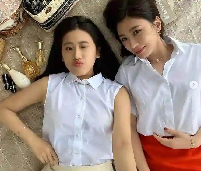 贾静雯19岁女儿梧桐妹被质疑已辍学，分享街拍变漂亮了