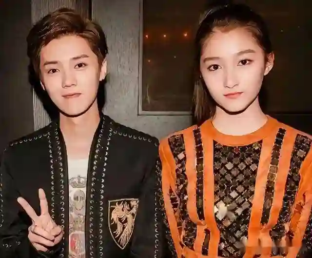 手上戴着戒指！关晓彤鹿晗事件发生后公开露面，答案已经不言而喻