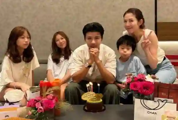 51岁张晋在香港庆生！蔡少芬表白，在公司天台烧烤，小儿子好调皮