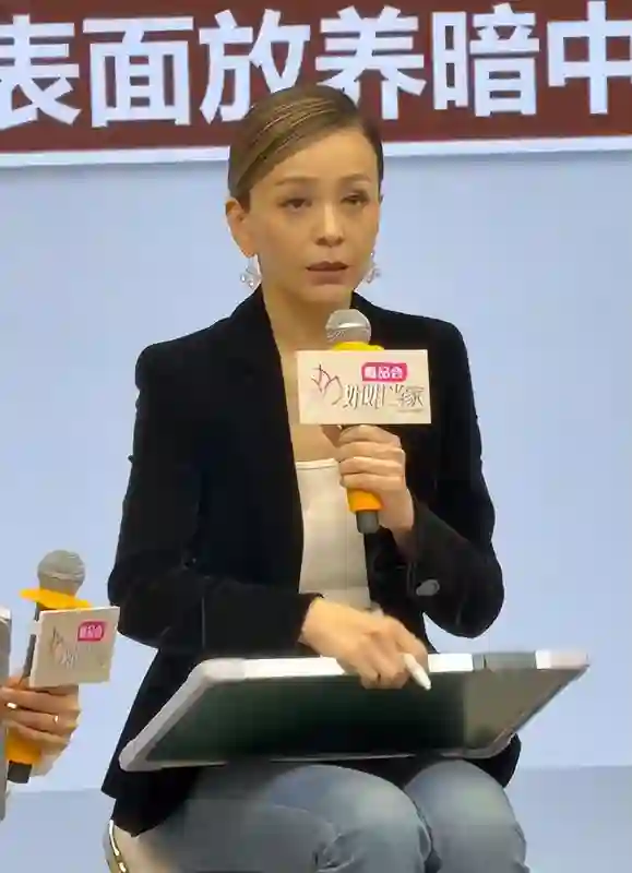 王琳新综艺，倪萍嘴歪眼斜，谢娜满脸凹坑好土，被再婚的董璇抢镜
