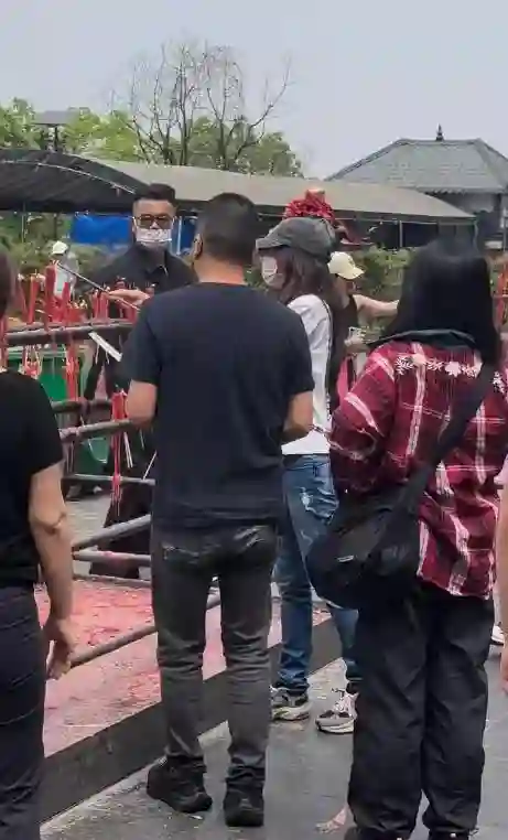 55岁莫文蔚在重庆烧香，又瘦又高老得太快，外籍老公倒是很年轻