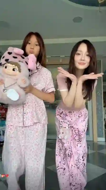 李小璐被曝二胎生子，与贾乃亮早成过去式，甜馨成负面消息接盘侠
