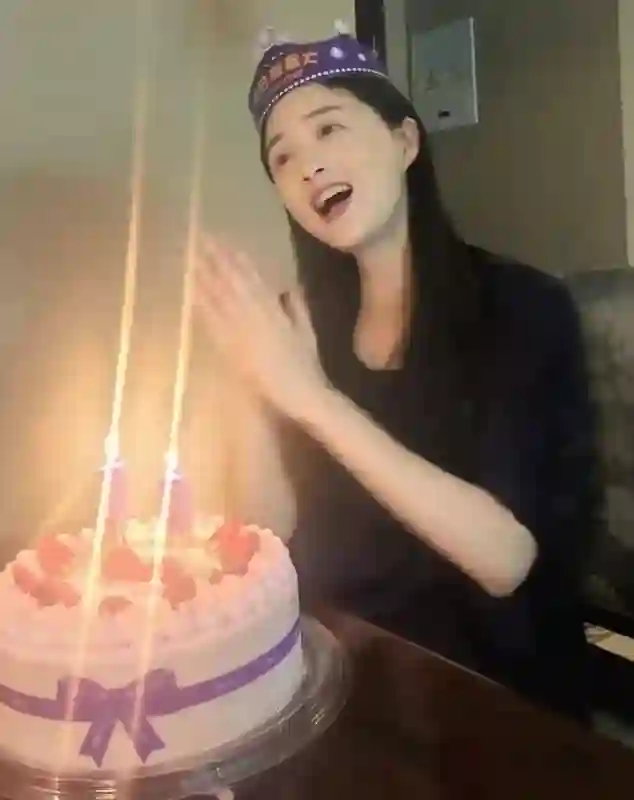 蒋欣晒生日惊喜，俏皮唱生日歌像20岁女孩，被限制吃蛋糕秒变哭脸