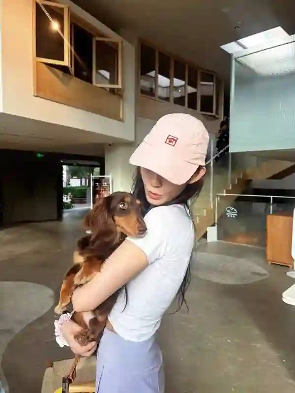 运动少女林允上线！与闺蜜周雨彤自拍状态轻松自然