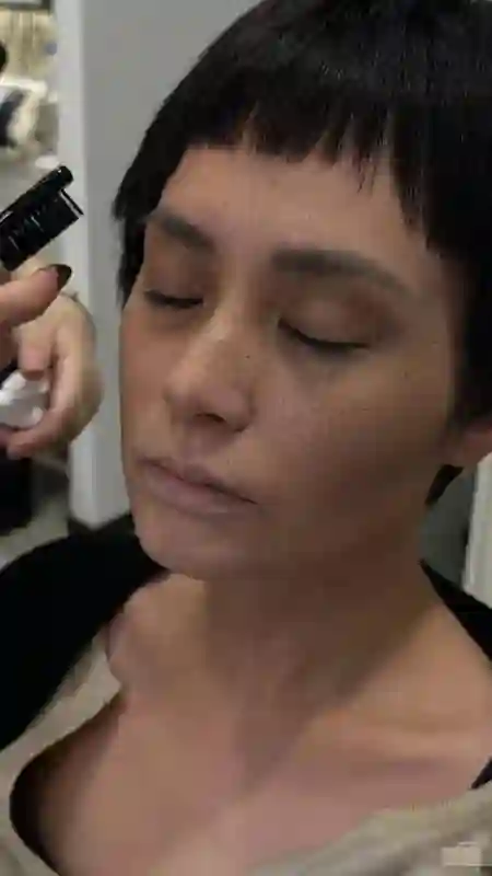 钟欣潼新戏暴瘦脱发演绝症妈妈，甩去偶像包袱，造型网友认不出