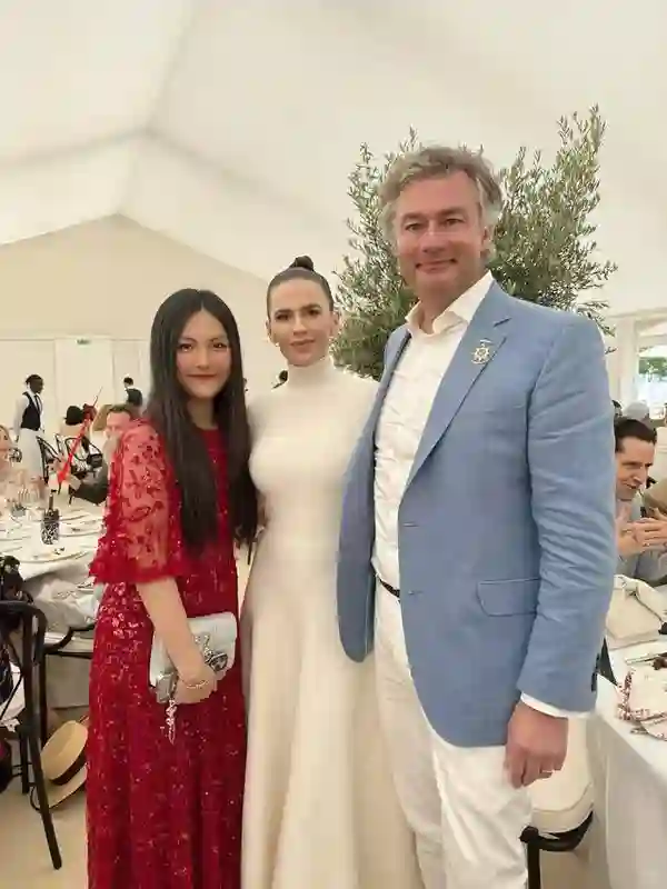49岁李湘英国看马赛，母女俩穿透视装引热议，被嘲像两个老姐妹