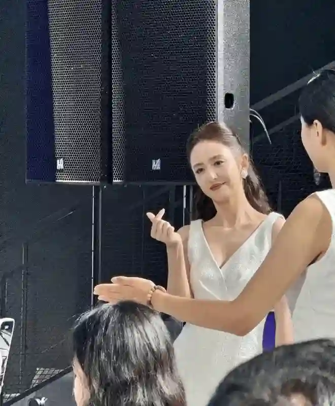 41岁佟丽娅现身车展当车模，穿小白裙配公主头女人味十足，颜值太能打