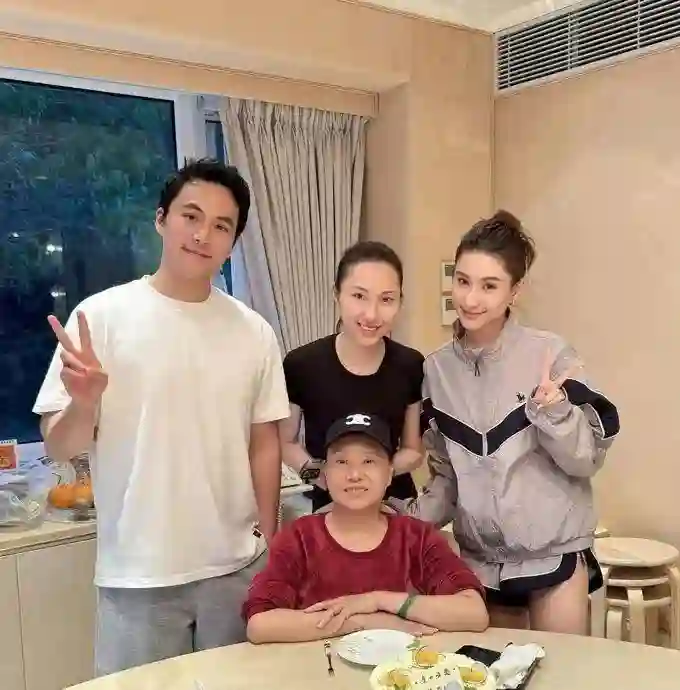 奚梦瑶何猷君带娃过六一！全家打扮低调游港迪，6岁儿子身高优越