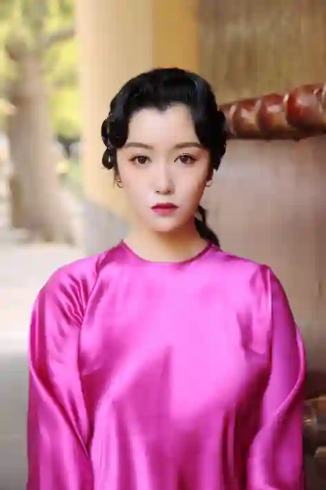 “最美导演”李珈西又惊艳了，复古造型绝了