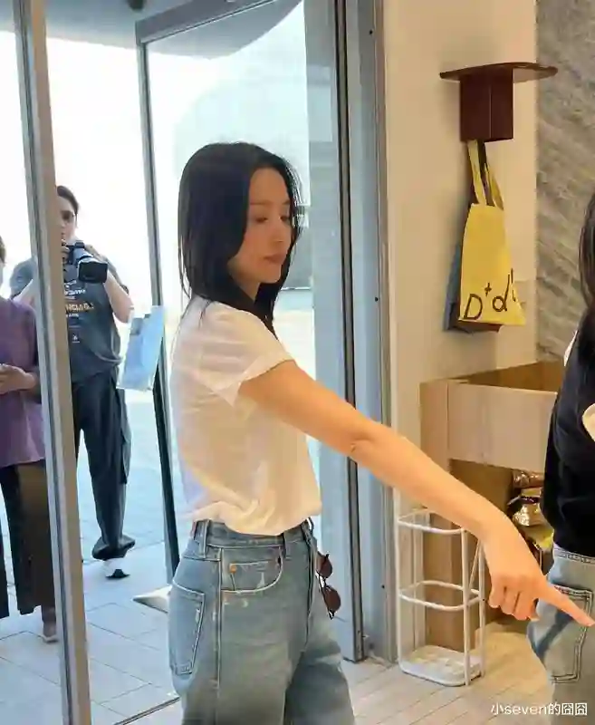 45岁董洁近照曝光，改行开服装店当老板，生图看起来又漂亮又年轻