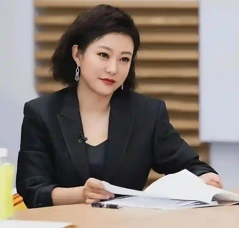 难怪会输给孙俪，分手后不提邓超的她，对比下差距不是一般大！