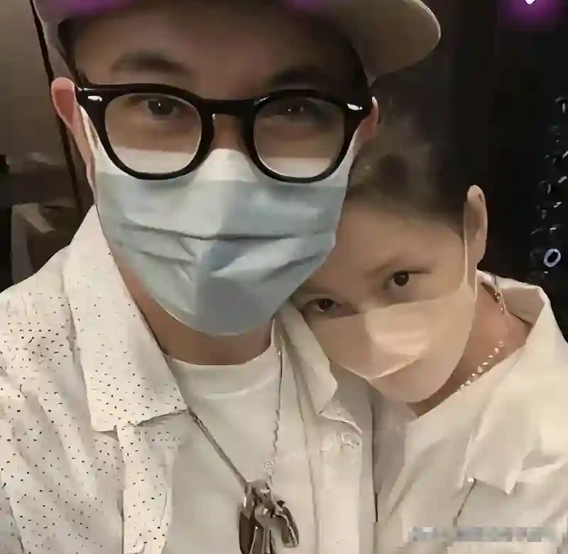 大S子女返京，体态动作惹人疼！生前财务状况堪忧，早已捉襟见肘