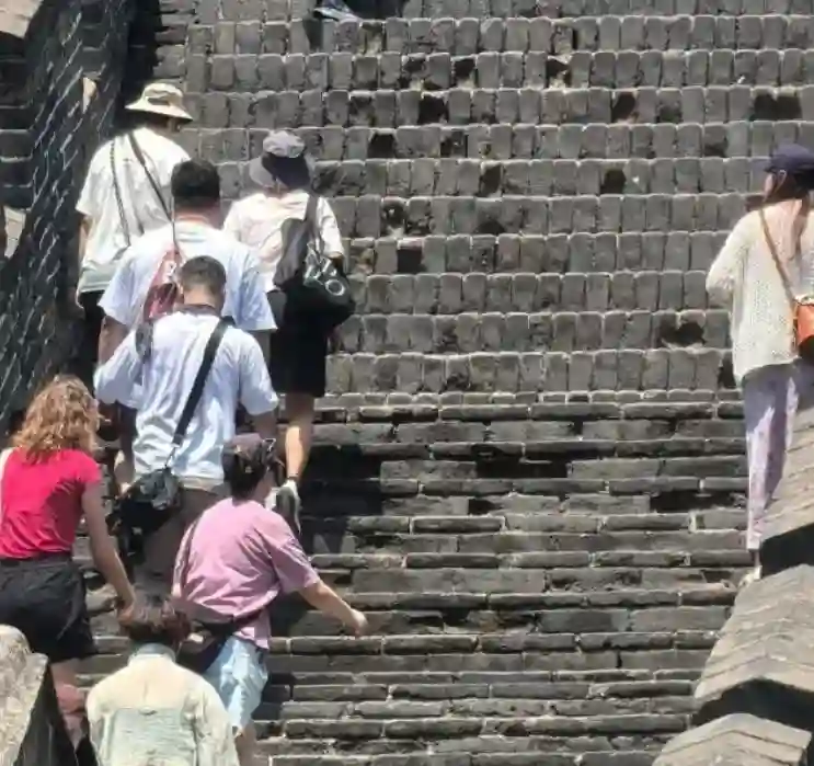 孙燕姿携一家四口现身长城，13岁儿子活力满满冲在前