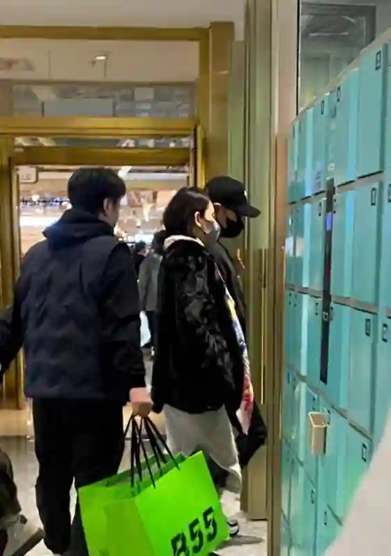 章子怡汪峰离婚后仨儿女首同框，一起看剧，醒醒兰花指抢镜好淑女