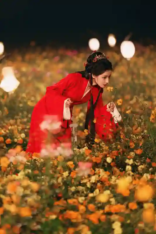 迪丽热巴红衣加身花海氛围感拉满 垂眸瞬间明艳又<em>楚楚动人</em>