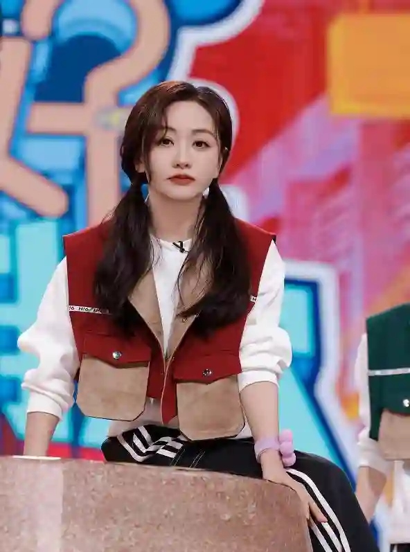 不敢相信！杨蓉已经43岁了！穿吊带裙风韵犹存，身材绝佳呀！