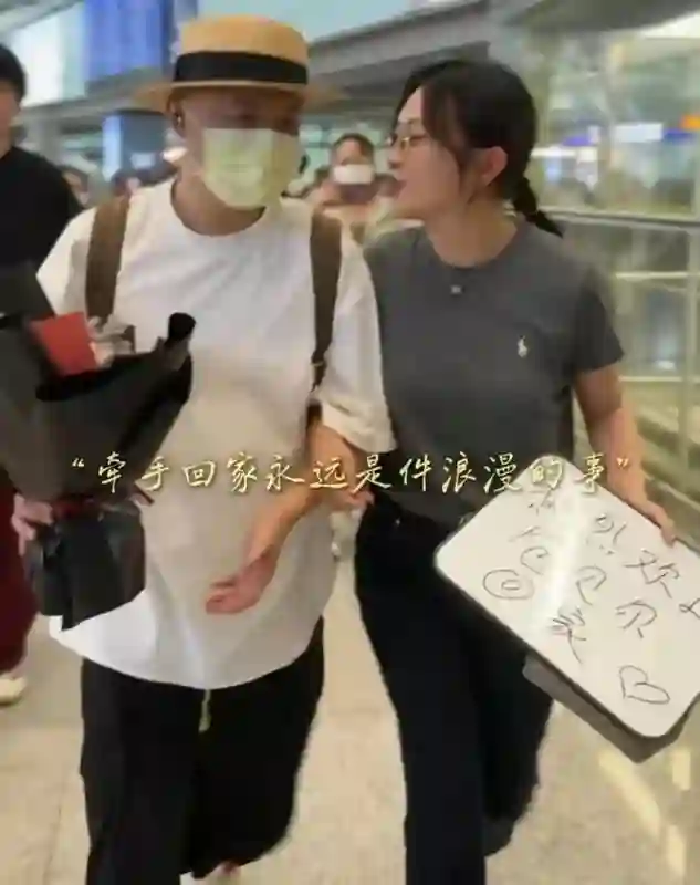 包文婧产后2个月出门接老公，包贝尔感动当众亲她，二胎后更腻歪