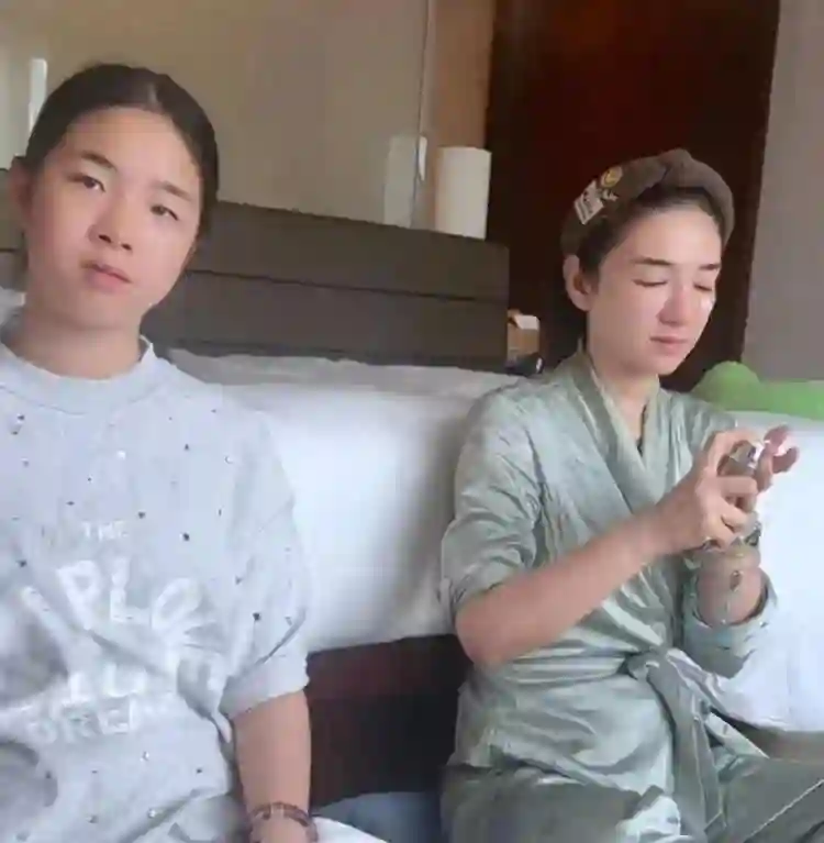 <em>黄奕</em>母女在马来西亚吃榴莲自助，12岁黄芊玲个子很高，但颜值一般
