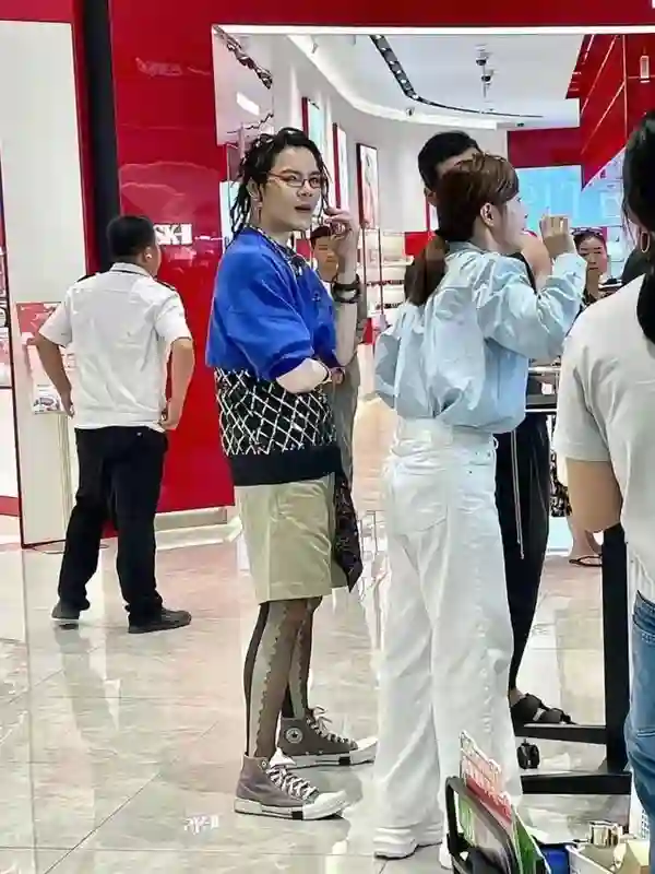 向佐端午节晒女儿，胡子拉碴像流浪汉，撞脸广西偷电瓶网红