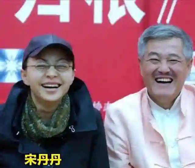 65岁宋丹丹现状：3段婚姻4个男人，面容憔悴，和那英在北京逛商场