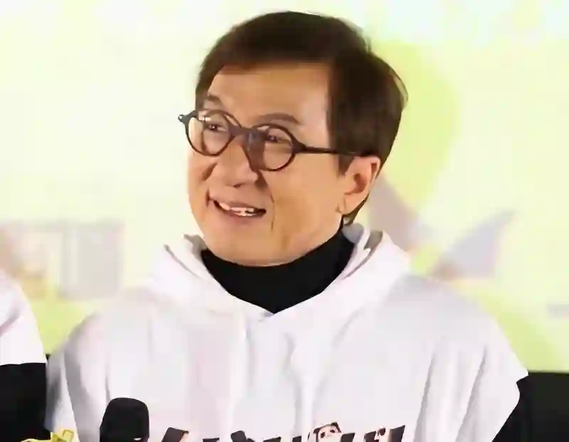 成龙老了，李连杰老了，周星驰也老了，而64岁的他看起来却像30岁